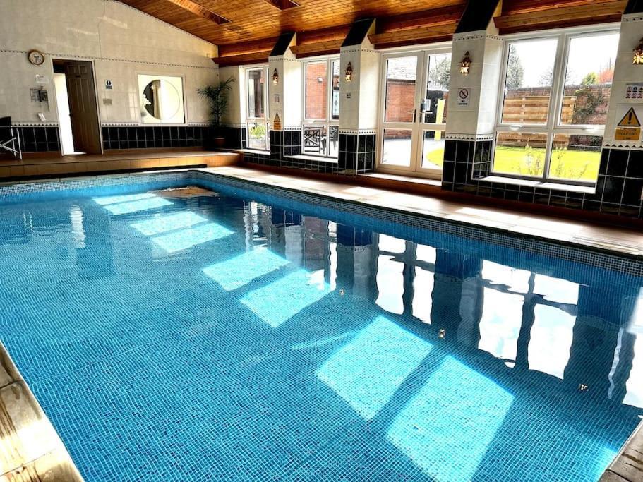 Vast, Elegant Home With Indoor Pool & Sauna Near Popular Golf Course Kington  Exterior foto