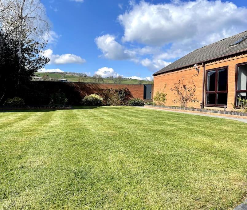 Vast, Elegant Home With Indoor Pool & Sauna Near Popular Golf Course Kington  Exterior foto