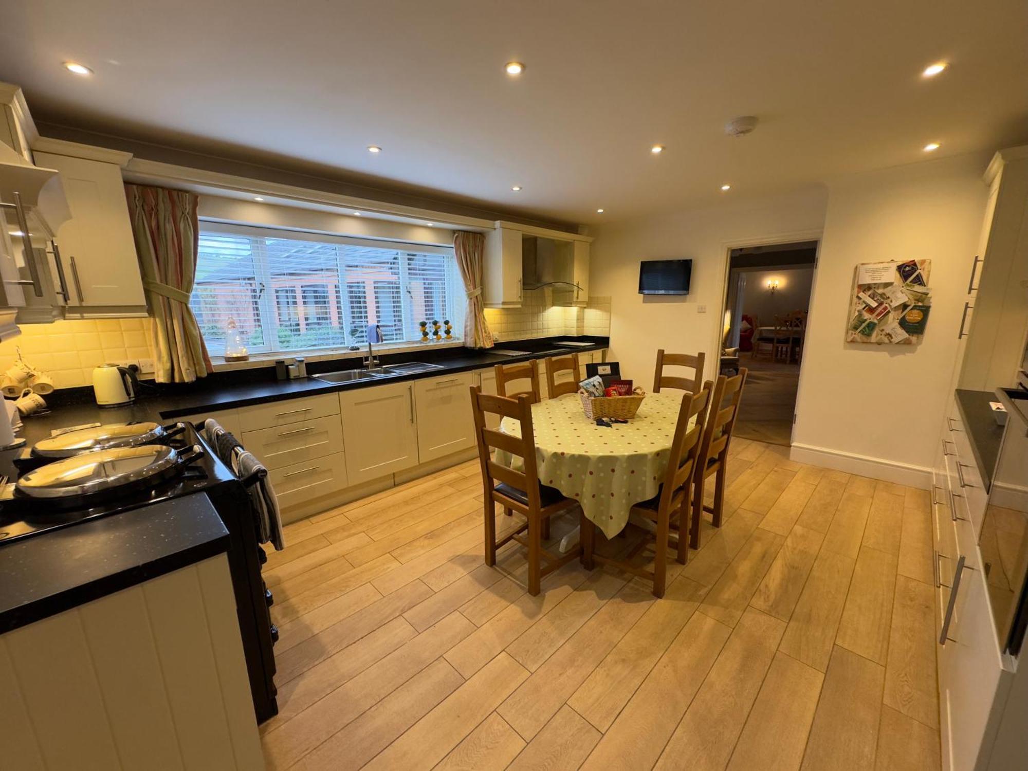 Vast, Elegant Home With Indoor Pool & Sauna Near Popular Golf Course Kington  Exterior foto