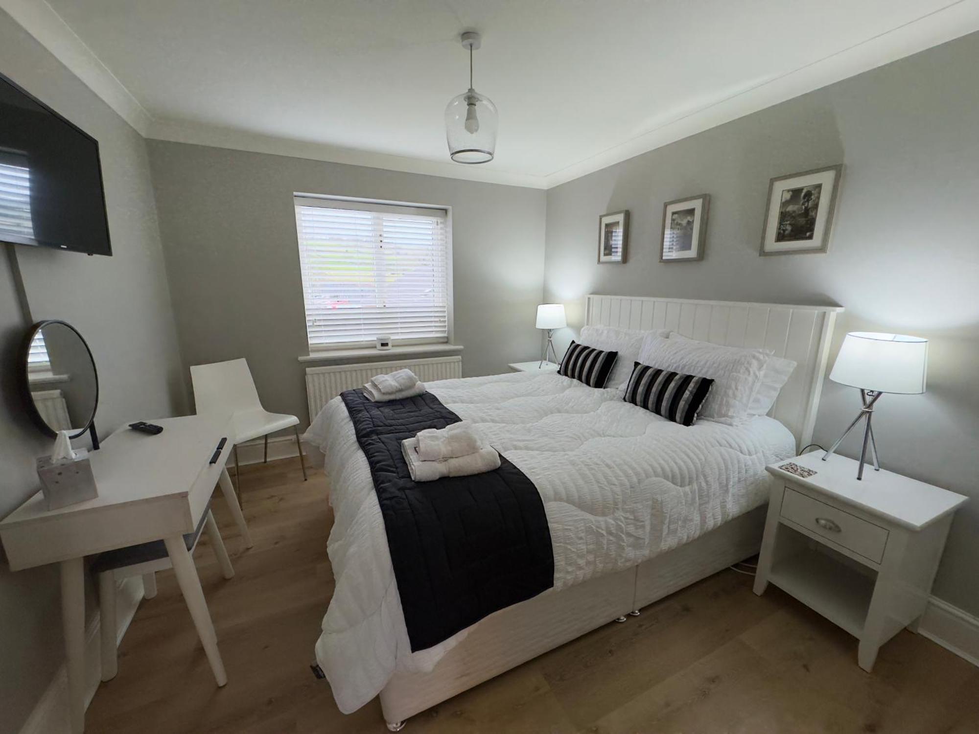 Vast, Elegant Home With Indoor Pool & Sauna Near Popular Golf Course Kington  Exterior foto